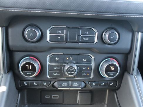 Used 2023 Chevrolet Suburban Premier image 31