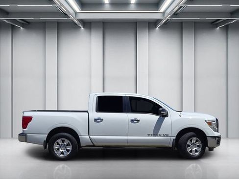 Used 2018 Nissan Titan SV AWD/4WD image 3
