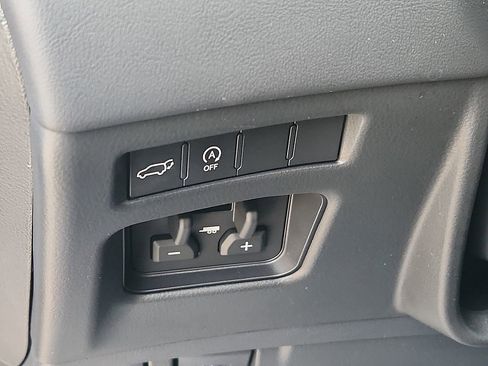 Used 2025 Lexus LX 600 4WD w/ Luxury Package image 24