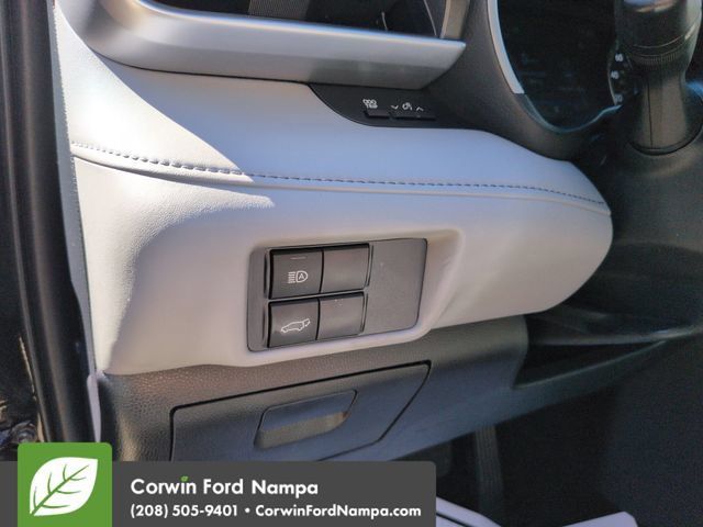Used 2021 Toyota Highlander XLE AWD/4WD image 13