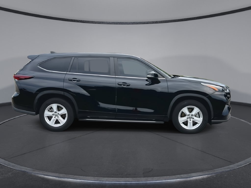 Used 2024 Toyota Highlander LE FWD image 9