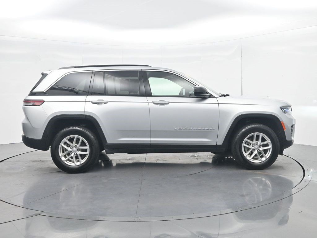 Used 2025 Jeep Grand Cherokee Laredo X AWD/4WD image 4