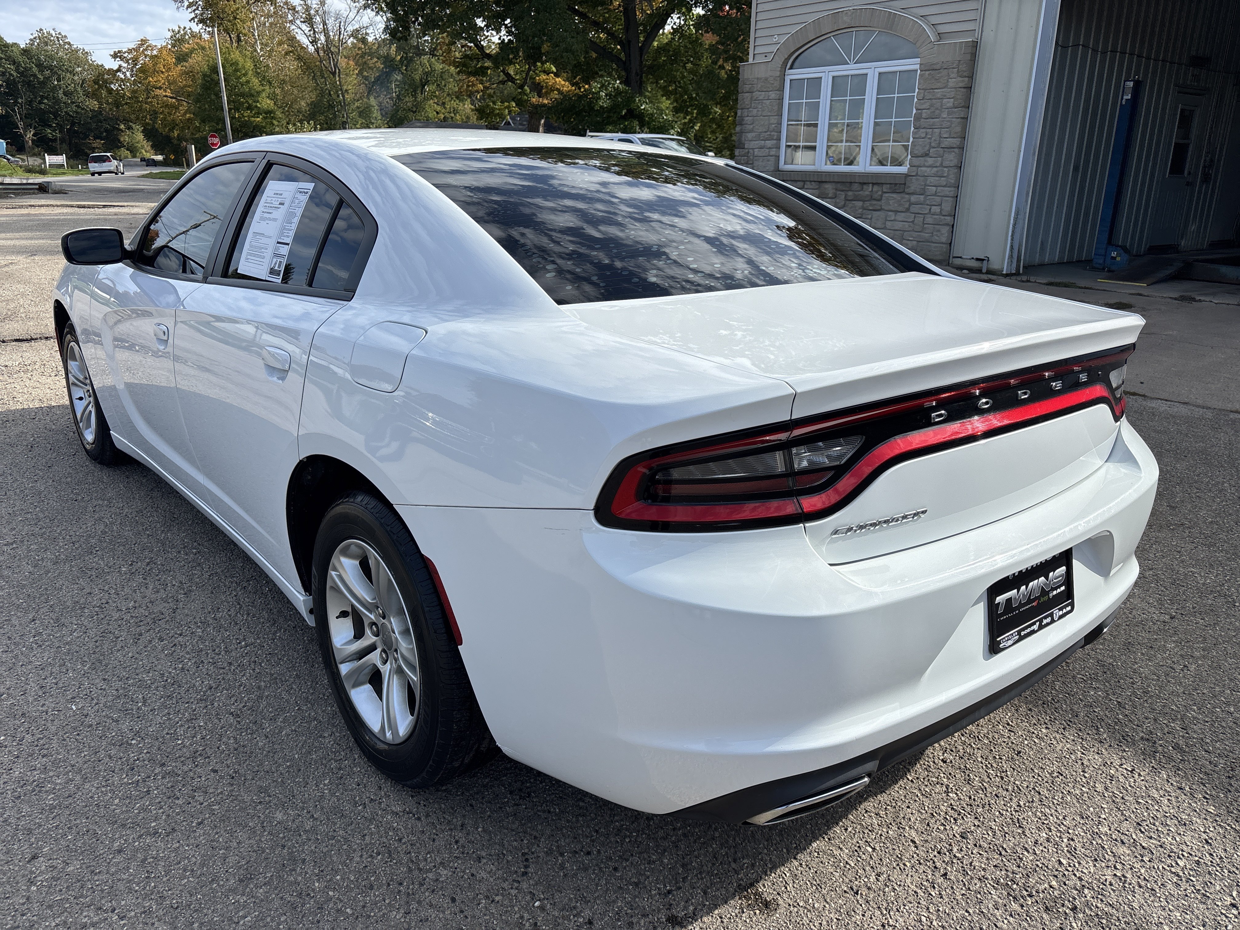 Used 2016 Dodge Charger SE RWD image 7