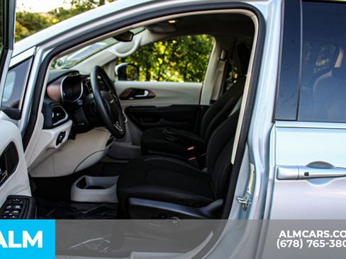 Used 2023 Chrysler Voyager LX FWD image 17