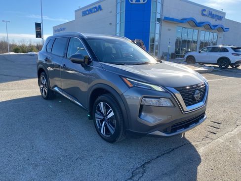 Used 2023 Nissan Rogue SL image 1