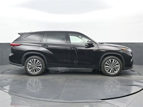 Used 2021 Toyota Highlander Platinum image 2