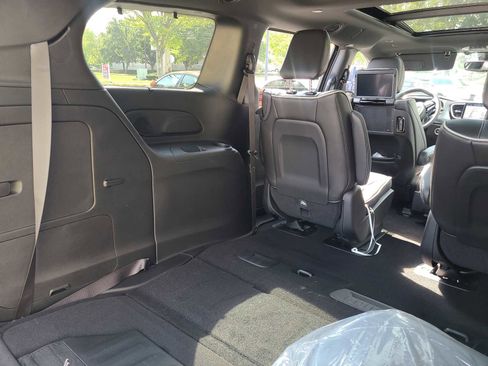 New 2023 Chrysler Pacifica Limited w/ Uconnect Theater Family Group image 9