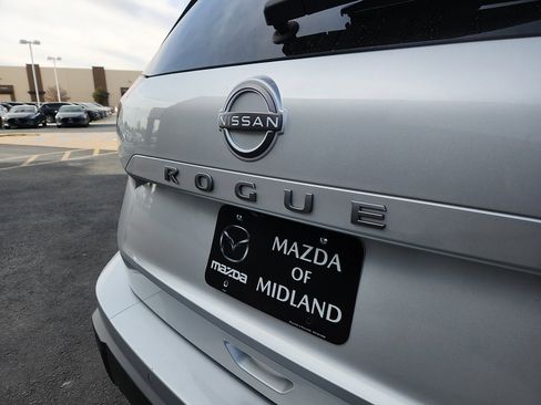 Used 2024 Nissan Rogue S image 10
