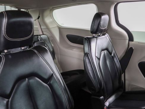 Used 2023 Chrysler Pacifica Touring-L FWD image 28