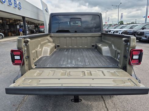 Used 2020 Jeep Gladiator Overland AWD/4WD image 7