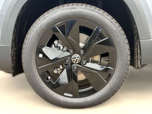 New 2026 Volkswagen Taos SE FWD image 11