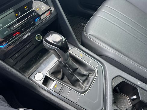 Used 2023 Volkswagen Tiguan SE w/ Panoramic Sunroof Package FWD image 23