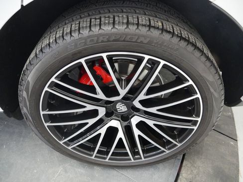 Certified 2023 Porsche Macan S image 14