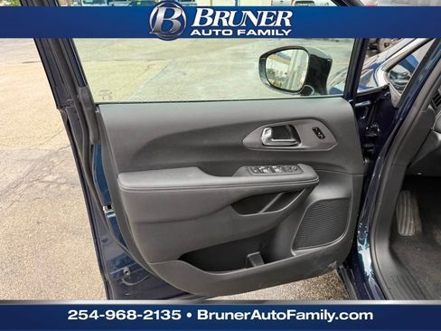 New 2025 Chrysler Pacifica Select image 9