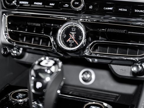 Used 2024 Bentley Flying Spur W12 image 43