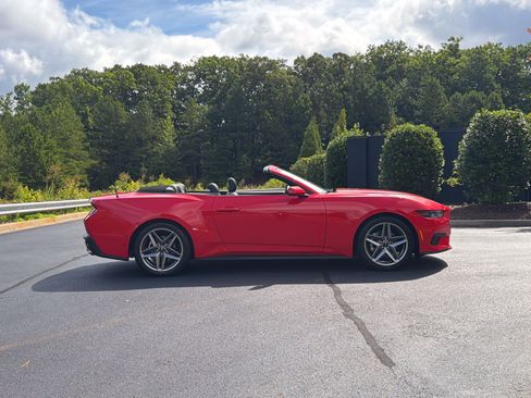 Used 2025 Ford Mustang Convertible RWD image 5