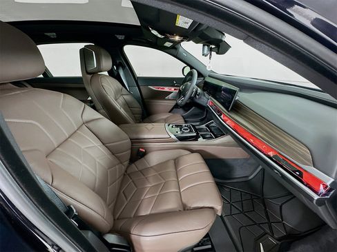 Used 2025 BMW 760i xDrive w/ Executive Package image 30