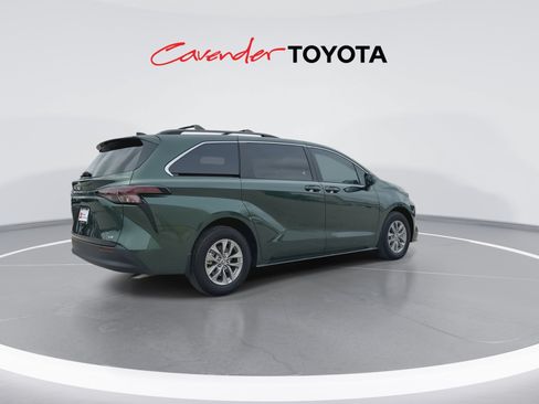 Certified 2025 Toyota Sienna LE FWD image 8
