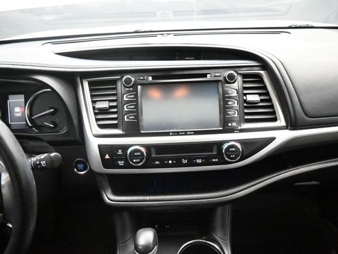 Used 2018 Toyota Highlander SE FWD image 9