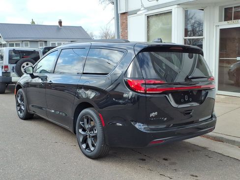 New 2026 Chrysler Pacifica Select w/ S Appearance Package AWD/4WD image 5