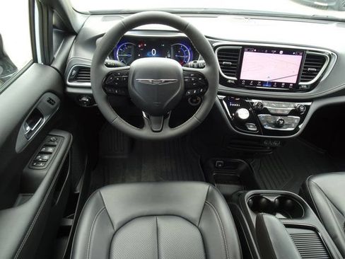 Used 2024 Chrysler Pacifica Limited w/ Uconnect Theater Family Group FWD image 14