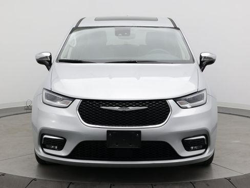 Used 2023 Chrysler Pacifica Limited FWD image 2