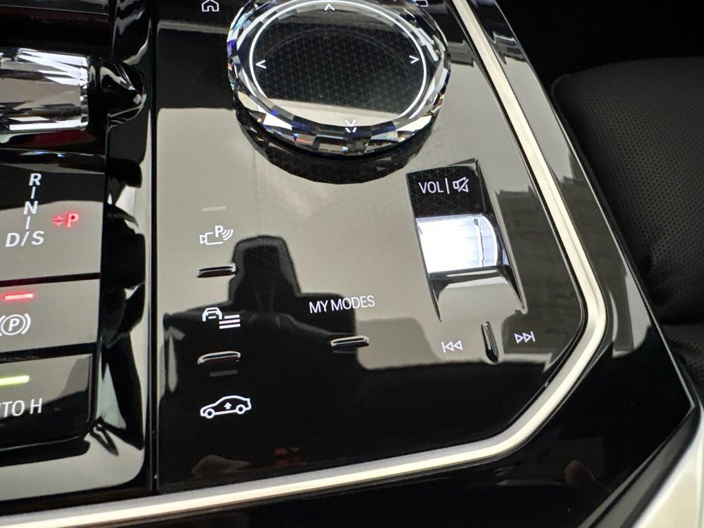 Certified 2025 BMW 750e xDrive AWD/4WD image 17