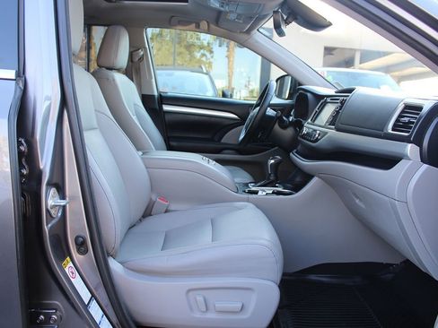 Used 2018 Toyota Highlander XLE image 22