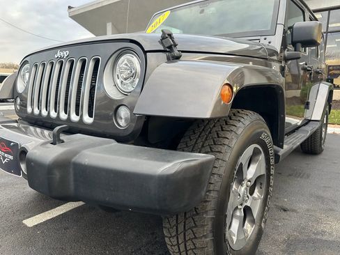 Used 2017 Jeep Wrangler Unlimited Sahara w/ Connectivity Group AWD/4WD image 35