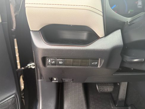 Used 2019 Toyota RAV4 Limited image 11