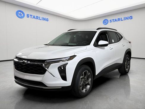 Certified 2025 Chevrolet Trax LT w/ Driver Confidence Package FWD image 2