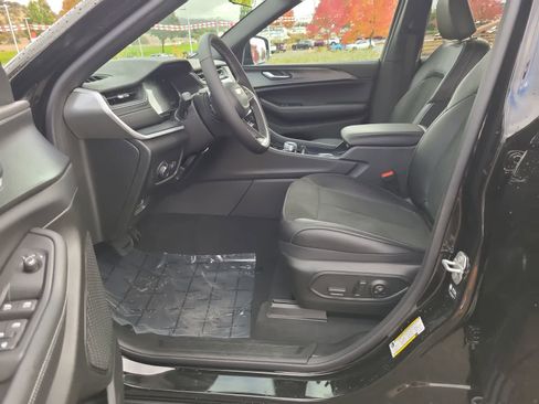 New 2025 Jeep Grand Cherokee Altitude w/ Trailer Tow Package image 19