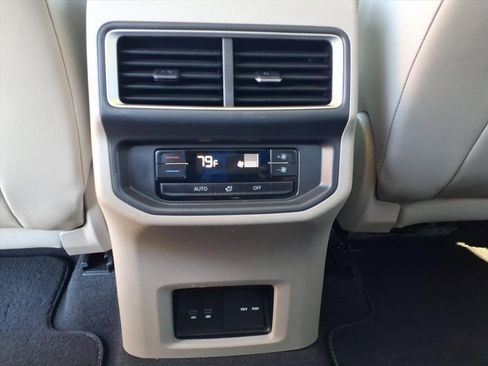 Used 2024 Volkswagen Atlas SE image 24