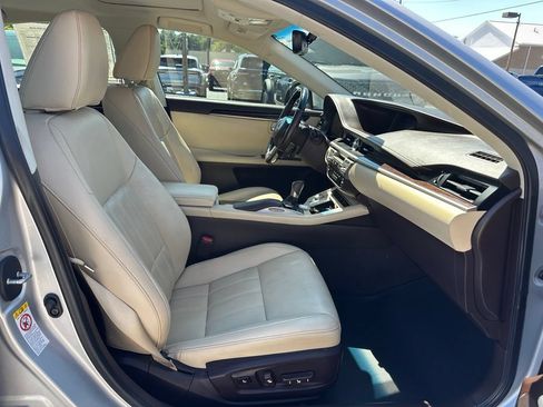 Used 2017 Lexus ES 350 w/ Luxury Package FWD image 17