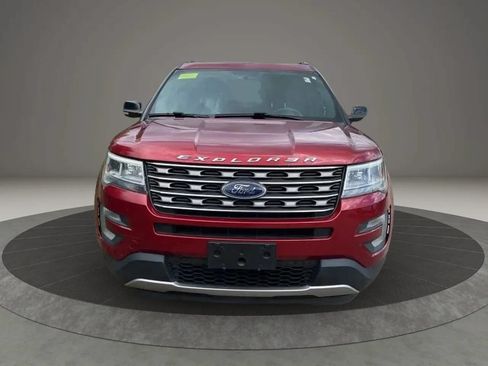 Used 2017 Ford Explorer XLT w/ Equipment Group 202A AWD/4WD image 12