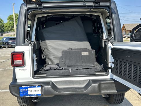 Used 2025 Jeep Wrangler Unlimited Sport AWD/4WD image 19