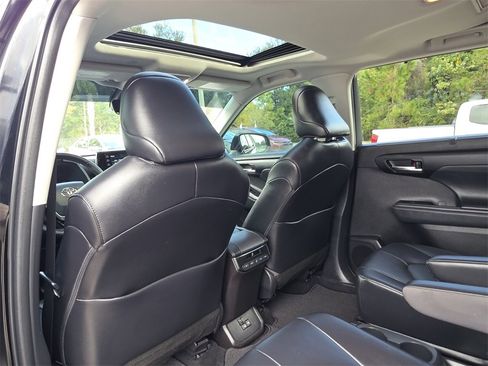 Certified 2022 Toyota Highlander XLE image 25