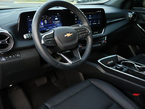 Used 2026 Chevrolet Equinox LT w/ Convenience Package II AWD/4WD image 3