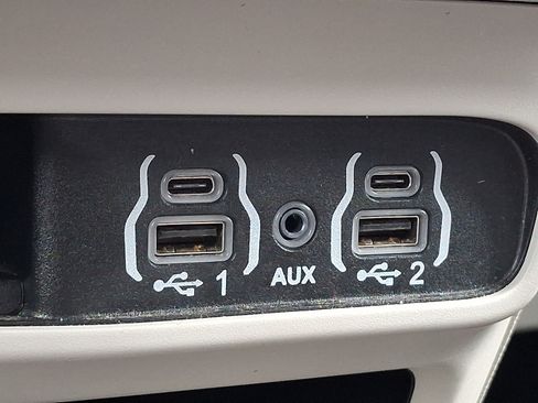 Used 2023 Chrysler Pacifica Touring-L FWD image 23