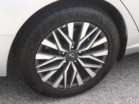 Used 2025 Nissan Altima 2.5 SV FWD image 8