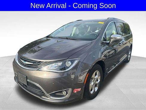 Used 2018 Chrysler Pacifica Limited w/ Advanced Safetytec Group FWD image 2