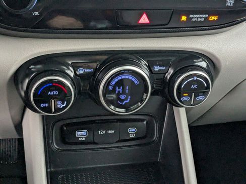 Certified 2023 Hyundai Venue SEL image 24