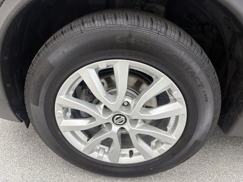 Used 2018 Nissan Rogue SV AWD/4WD image 16