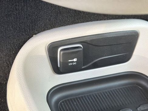 Used 2024 Chrysler Pacifica Limited FWD image 39