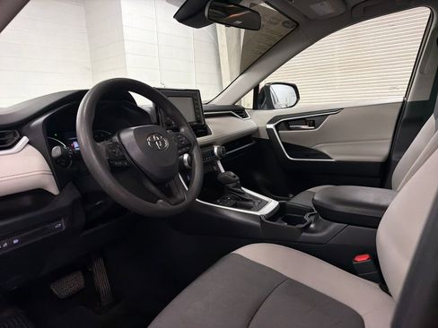 Used 2021 Toyota RAV4 XLE w/ Convenience Package FWD image 6