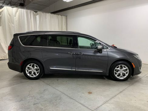 Used 2020 Chrysler Pacifica Limited image 11