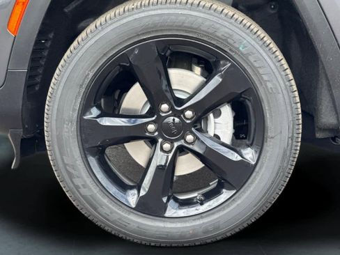 New 2025 Jeep Grand Cherokee Altitude image 30