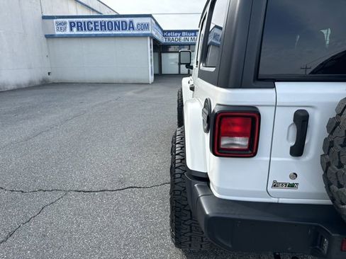 Used 2020 Jeep Wrangler Unlimited Sahara image 22