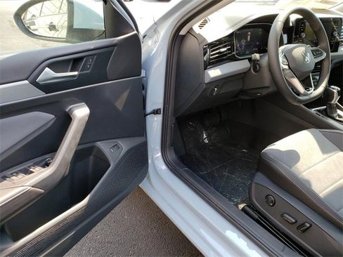 New 2025 Volkswagen Jetta SE image 6