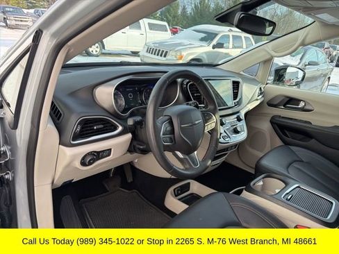 Used 2024 Chrysler Pacifica Touring-L image 14